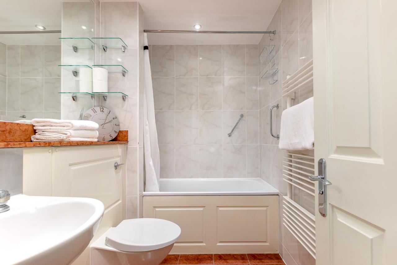Point West Apartments London Ngoại thất bức ảnh